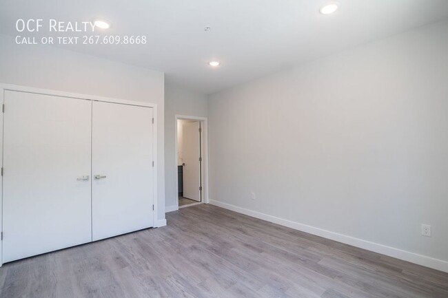 Building Photo - Grays Ferry Three Bedroom with Private Patio