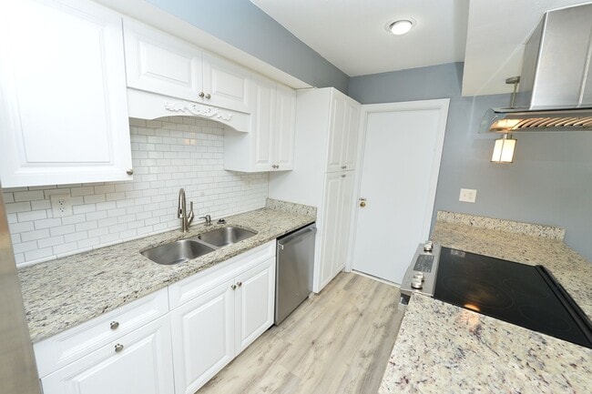 Building Photo - Renovated end unit!
