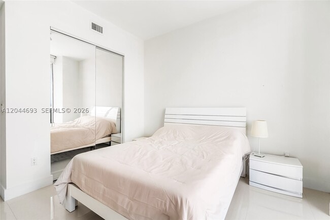 Building Photo - 16001 Collins Ave