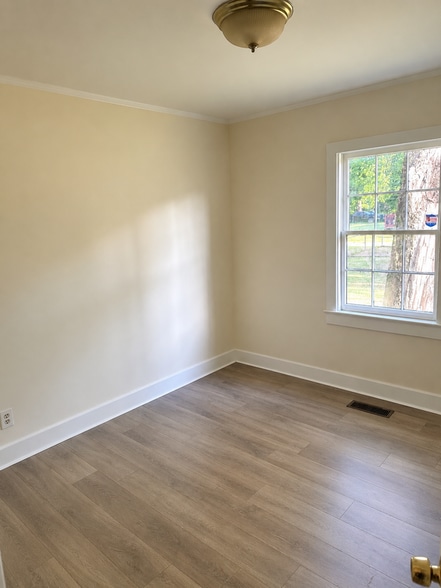 Building Photo - 1105 Pineview Rd
