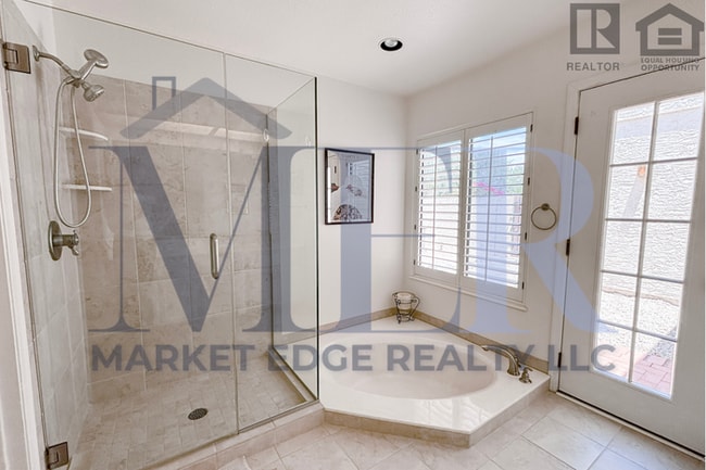 Building Photo - 3Bed/2Bath Furnished Home w/Stunning Backy...