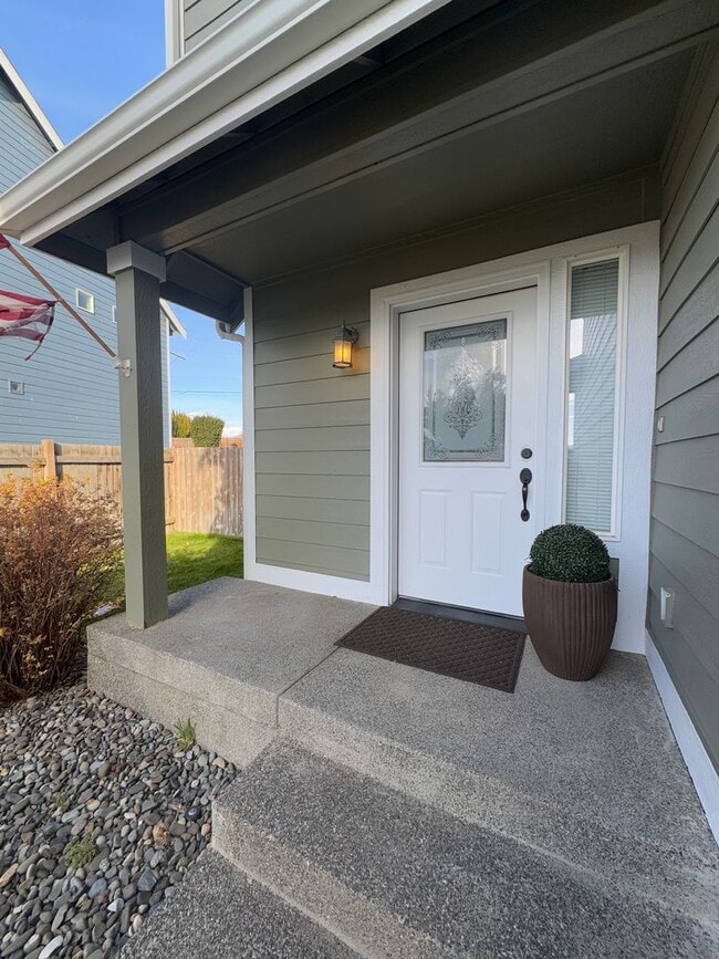 Building Photo - Beautiful Rental with Oversized Yard & Open Layout