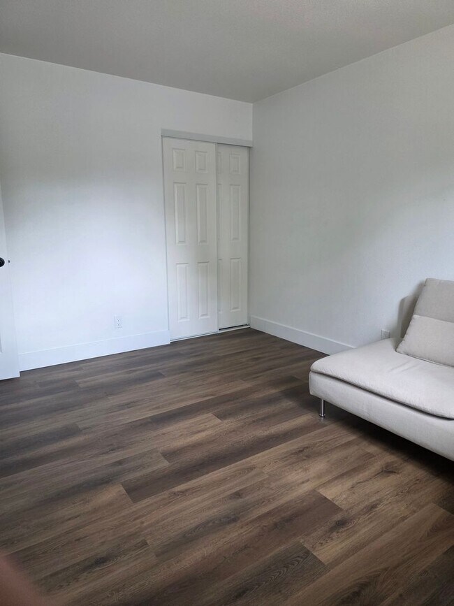 Building Photo - Great Family home in family neighborhood~b...