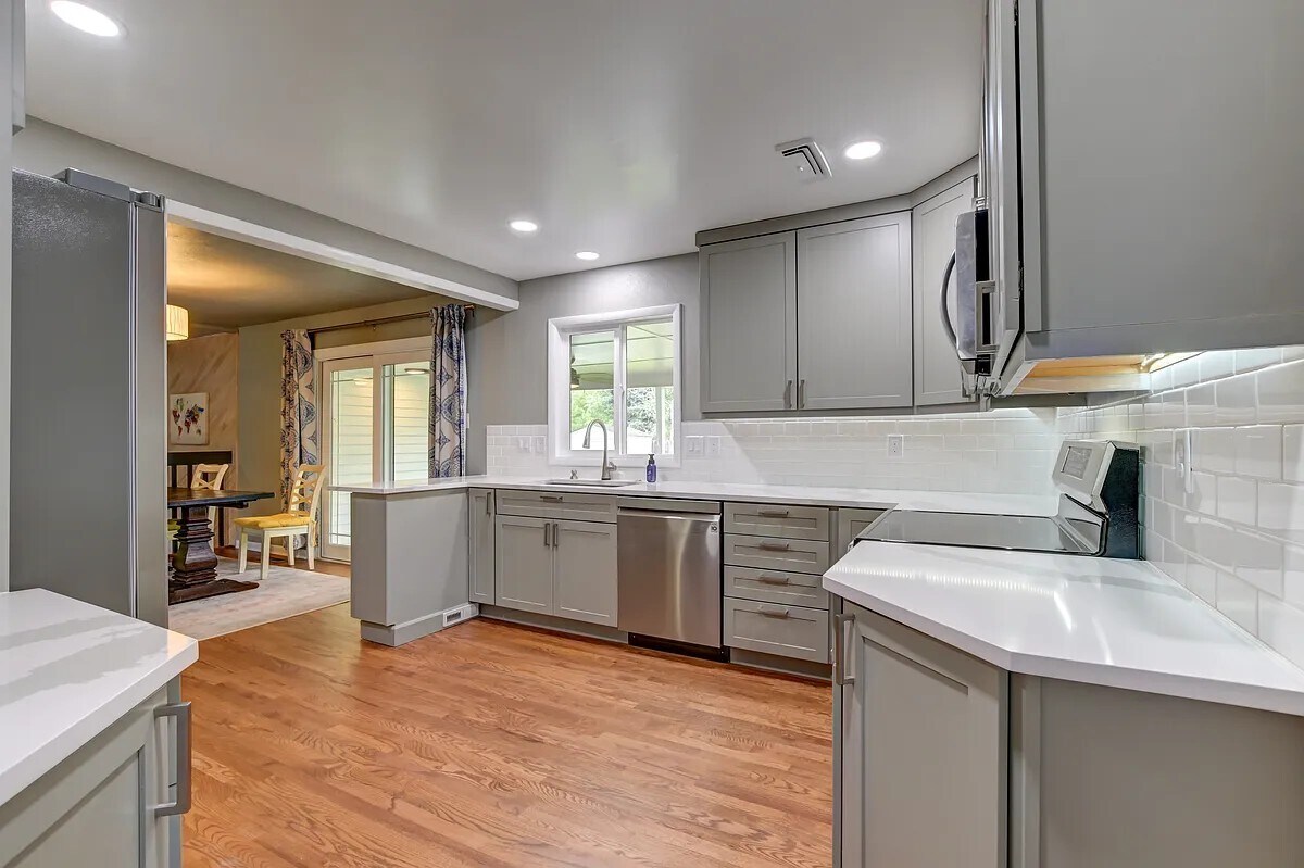 Kitchen - 1371 E Bates Ave