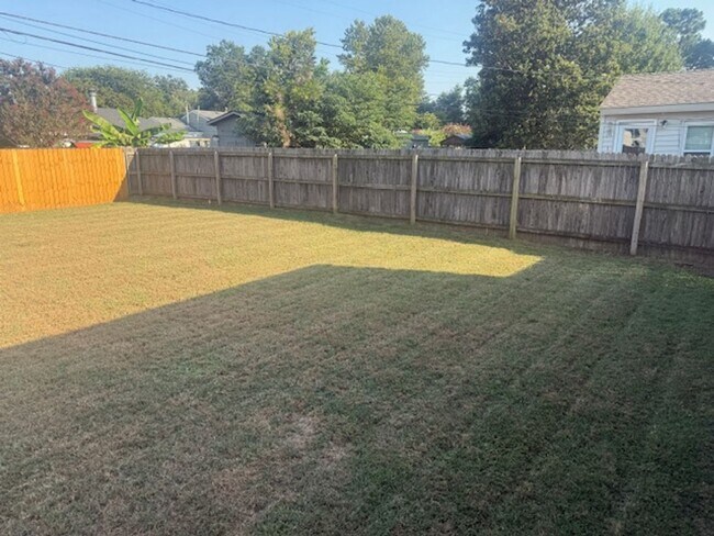 Building Photo - Welcome home to this adorable 2-bedroom bu...