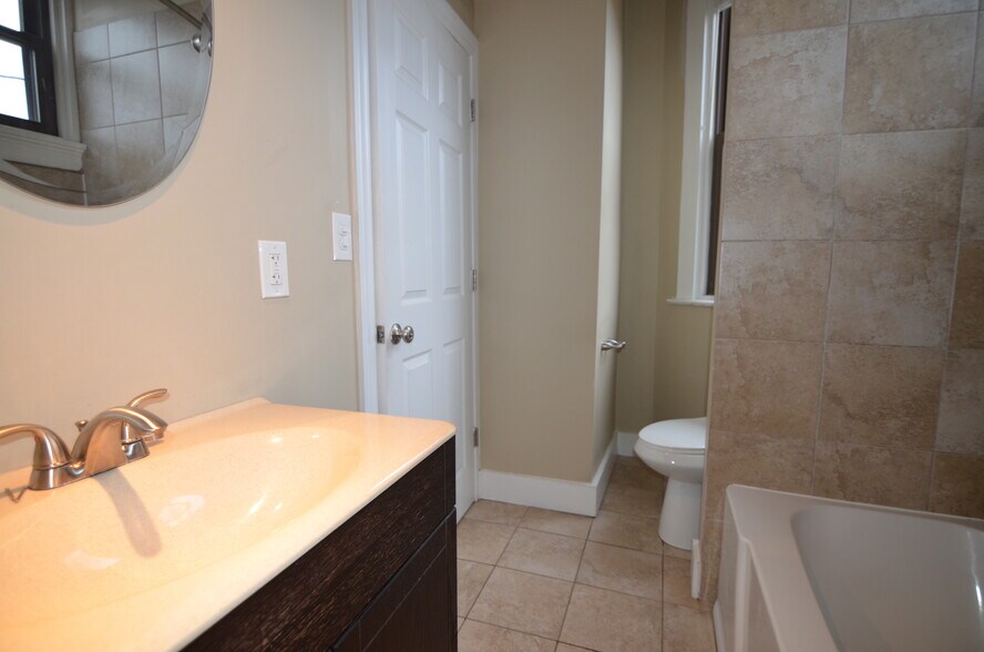 Building Photo - 2352 Kemper Ln