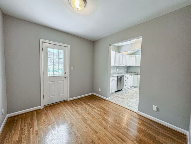 Building Photo - Charming 3 Bed 3 Bath Sitting On A Large Lot In Beautiful Summit Veitch