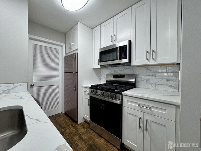 Building Photo - 10 Lear Ct