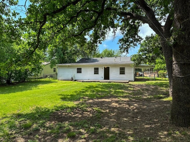Building Photo - 4 Bedroom / 2 Bath