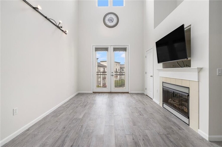 Building Photo - 1000 Providence Pl