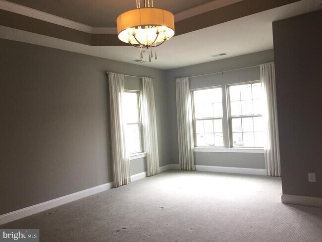 Building Photo - 6489 Jack Linton Dr N