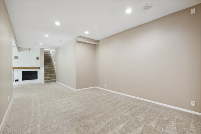 Building Photo - 10003 Crestridge Dr