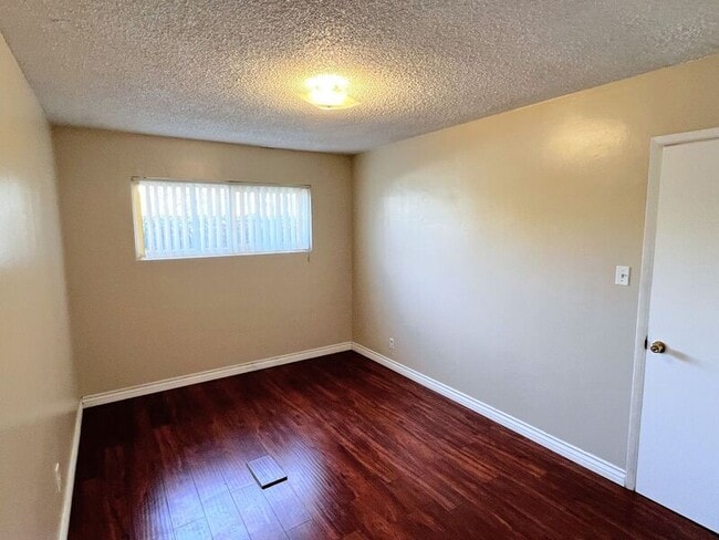 Building Photo - 4747-4747 W 160th St