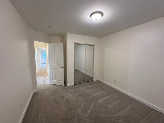 Building Photo - Application Pending - 3 Bedroom Townhouse For Rent In Hood River