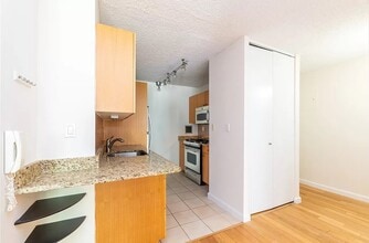 Building Photo - SPACIOUS ONE BEDROOM APARTMENT