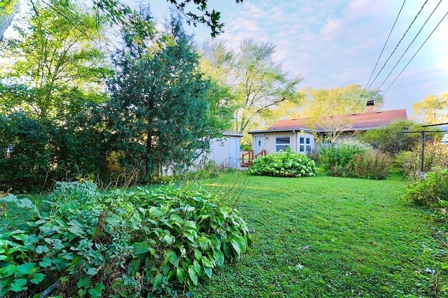 Building Photo - 423 Lawrence Ave