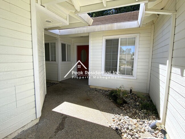 Building Photo - Spacious 3bd/2ba Auburn Home With Bonus Ro...