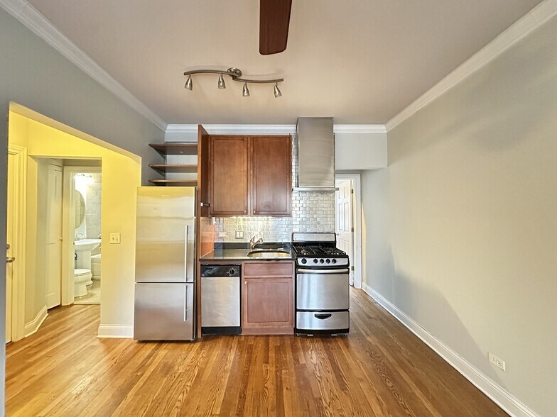 Building Photo - 726 W Addison St