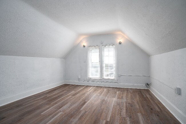 Building Photo - 908 W 8th St