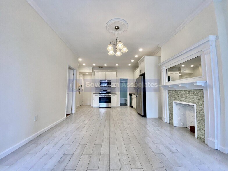 Building Photo - 320 W 106th St