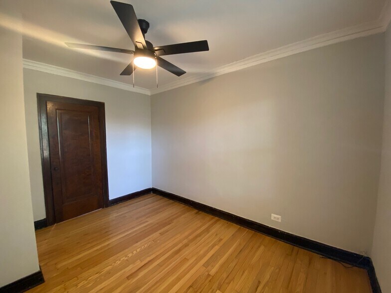 Building Photo - 5542 W Leland Ave