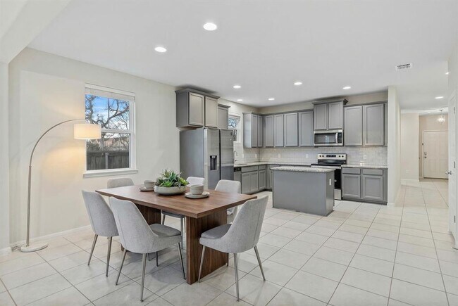 Building Photo - 313 Michaelis Dr