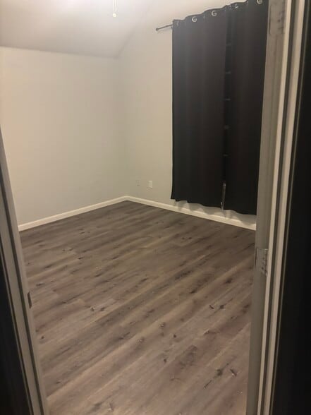 Building Photo - 213 Larkspur Dr