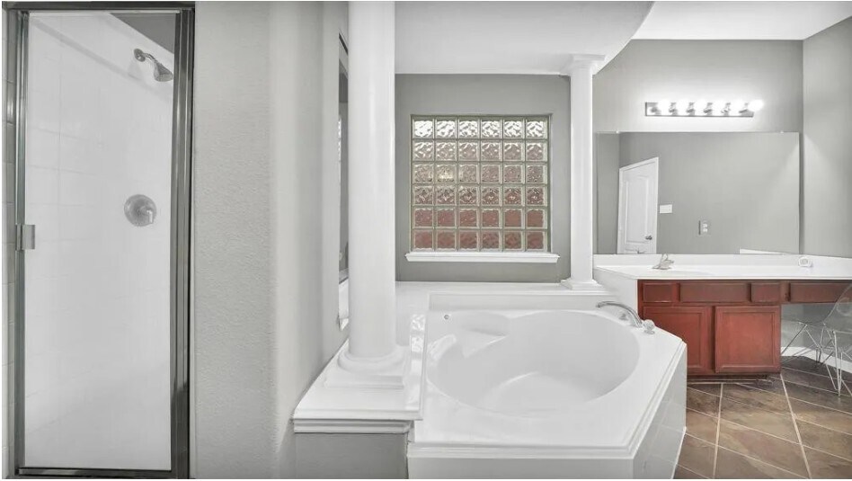 Bath tub - 29815 N Legends Chase Cir