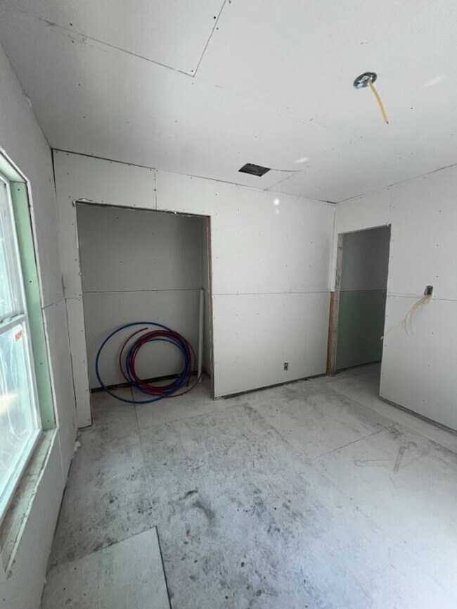 Building Photo - Coming Soon! 2 Bed 1 Bath Home for Rent in...