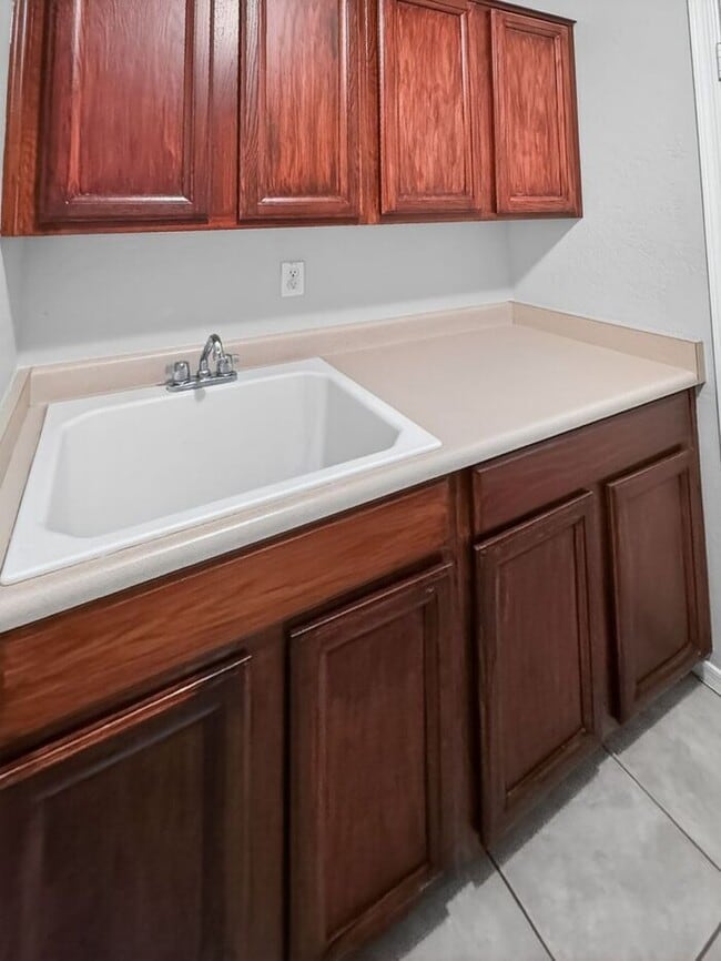 Building Photo - Charming 4 Bedrooms/ 3.5 Bath Home in Desirable Fox Crossing!!