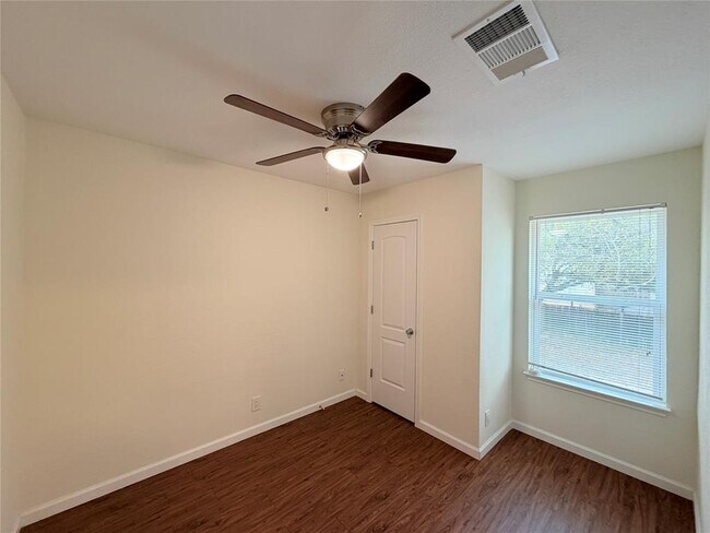 Building Photo - 1605 Parkwood Dr