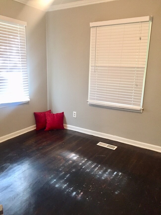 Building Photo - LARGE 3 bedroom + flex room,  2 bath home!!!