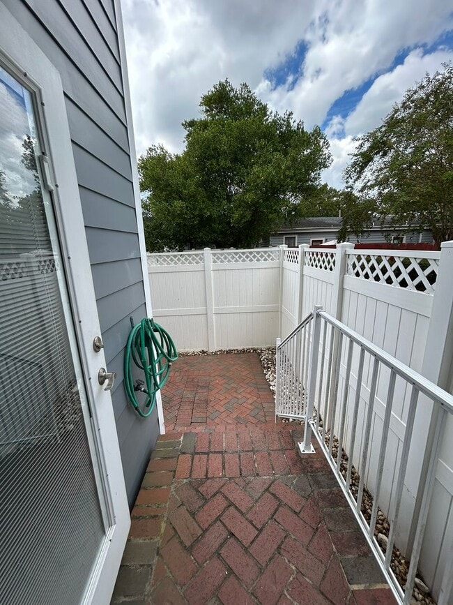 Building Photo - **FIRST MONTH RENT FREE**Charming 3 Bedroom/2 Bathroom with off street parking in Downtown Savann...