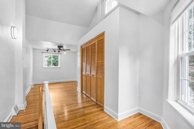 Building Photo - 560 N Judson St