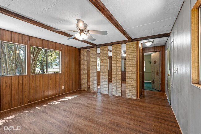 Building Photo - MOVE IN SPECIAL HALF OFF FIRST MONTHS RENT