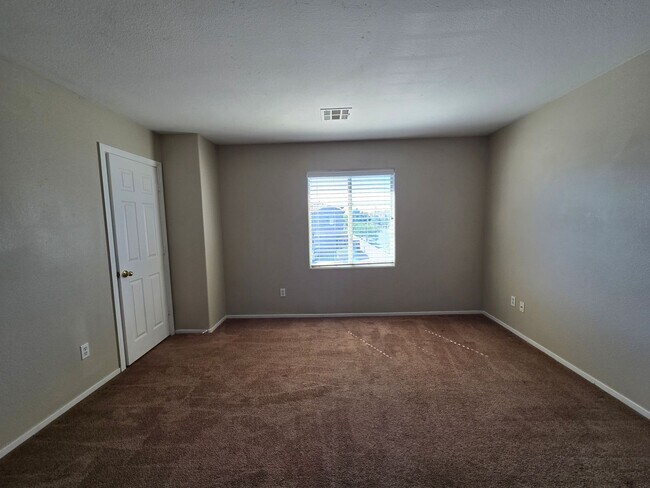 Building Photo - Terrific 3 bed + Loft 2 Car Need Space? Th...
