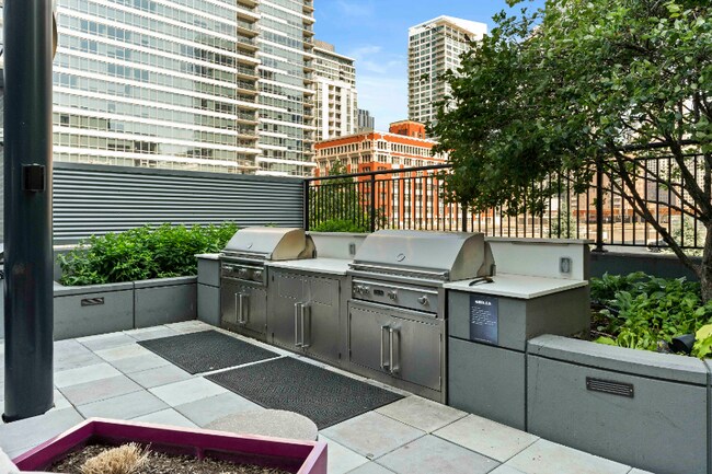 Building Photo - 885 S Clark St