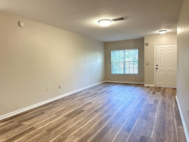 Building Photo - Freshly Updated Sunset Lake Condo (2 Bed, ...