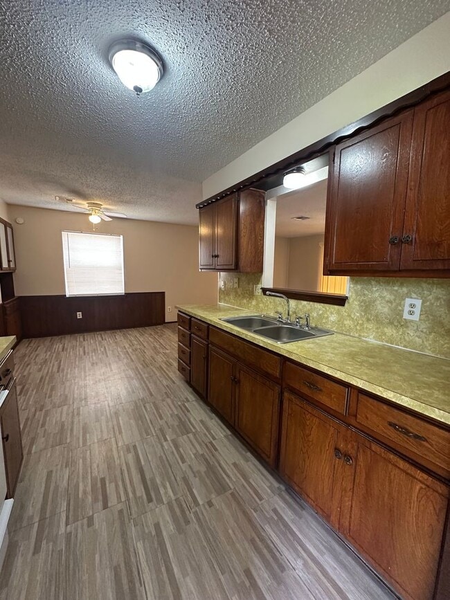 Building Photo - 3 Bed 1.5 Bath 2 Car Garage