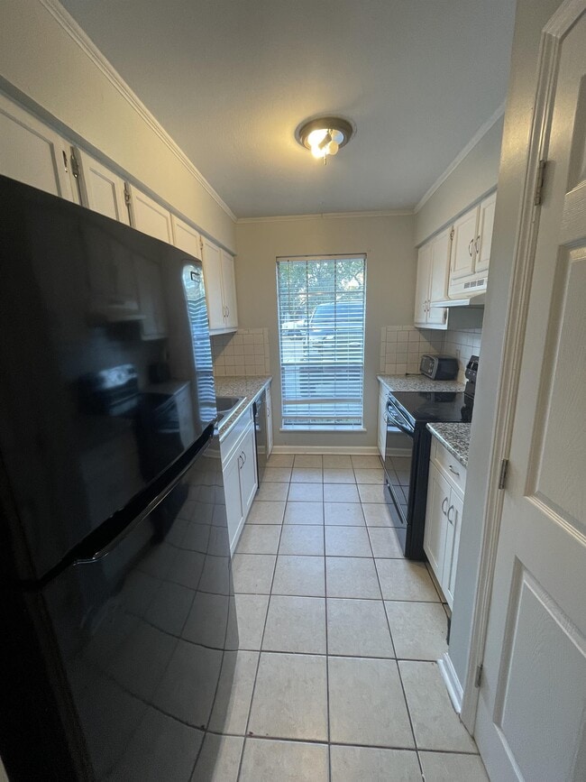 Building Photo - 7047 Meadow Park Ave