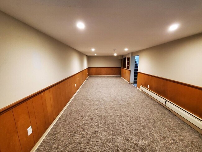 Building Photo - Charming 4-Bedroom Property in Prime Location