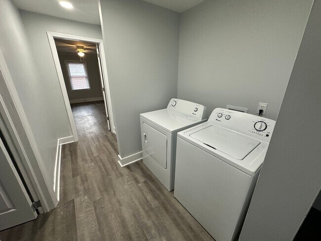 Building Photo - 4 Bedroom 3 Bathroom