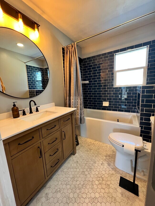 Building Photo - 1647 E Woodland Ave