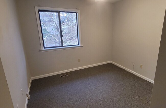 Building Photo - 7237 Sandy Creek Dr