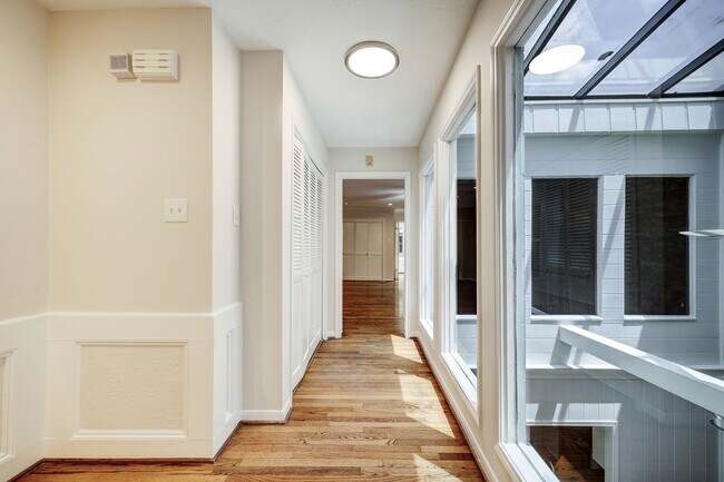 Building Photo - Large Townhome in River Oaks