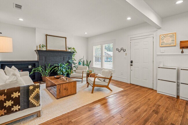 Building Photo - 2200 Hurley Ave