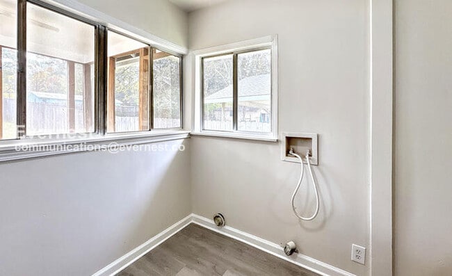 Building Photo - Limited Time Special Offer - Split your security deposit payment.  3 Bed/1 Bath Home with Fenced ...