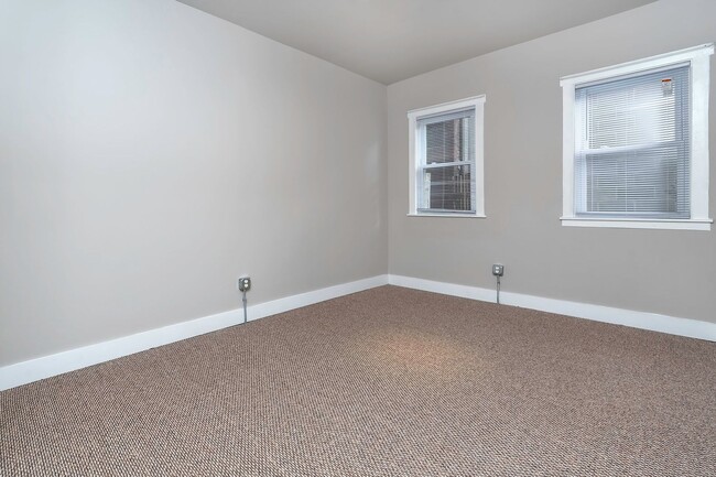 Building Photo - Remodeled 5 bedroom/2 bathroom in South Side