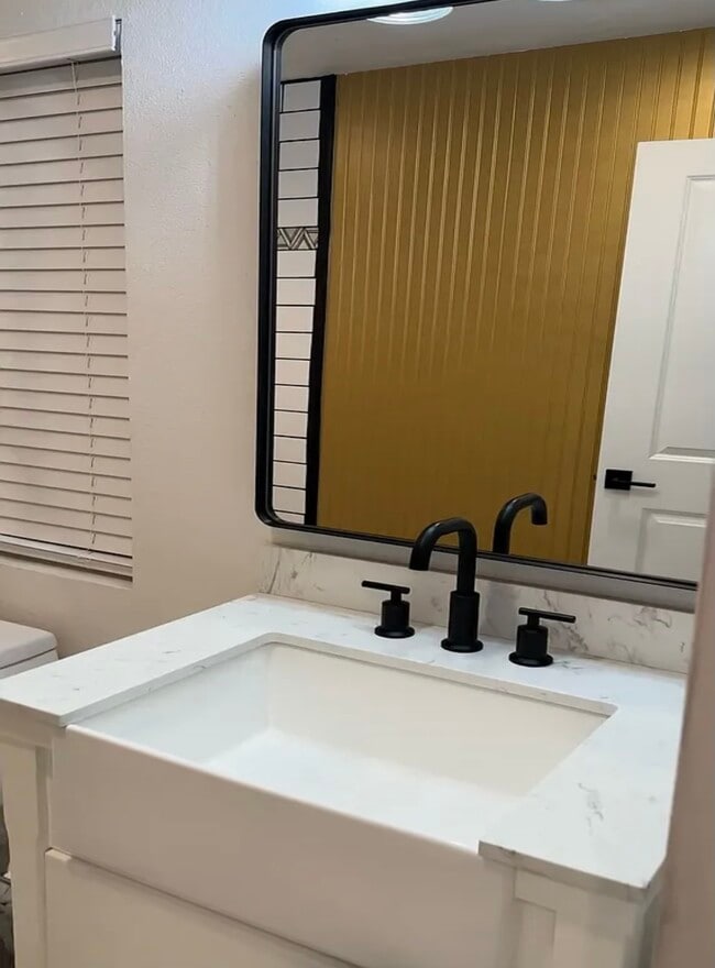 Building Photo - 2674 E Washington St