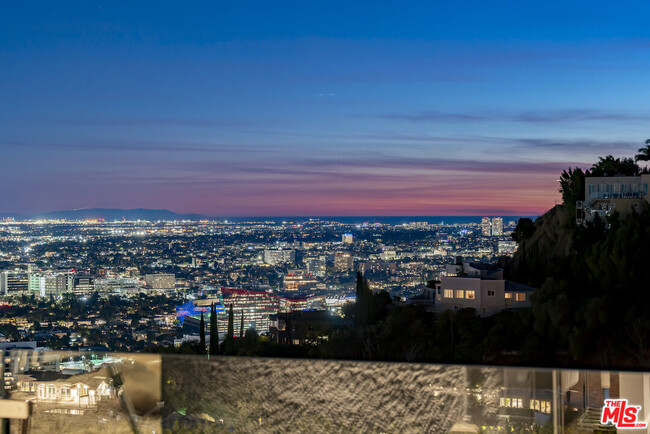 Building Photo - 8515 Hollywood Blvd